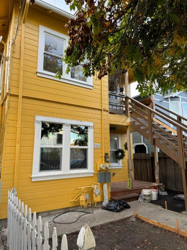 Clawson Apartment | Bumblebee House