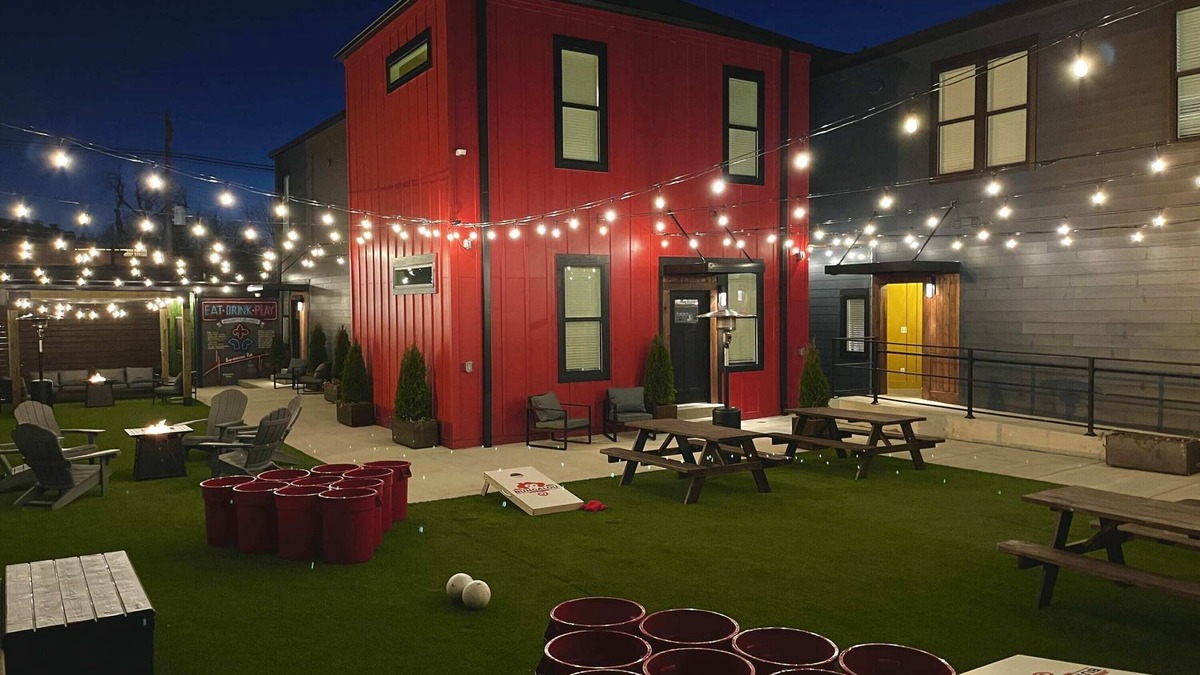 Cherokee Triangle Apartment | Bungalou Ultimate Silver Rooftop+Gameyard Sleep 31
