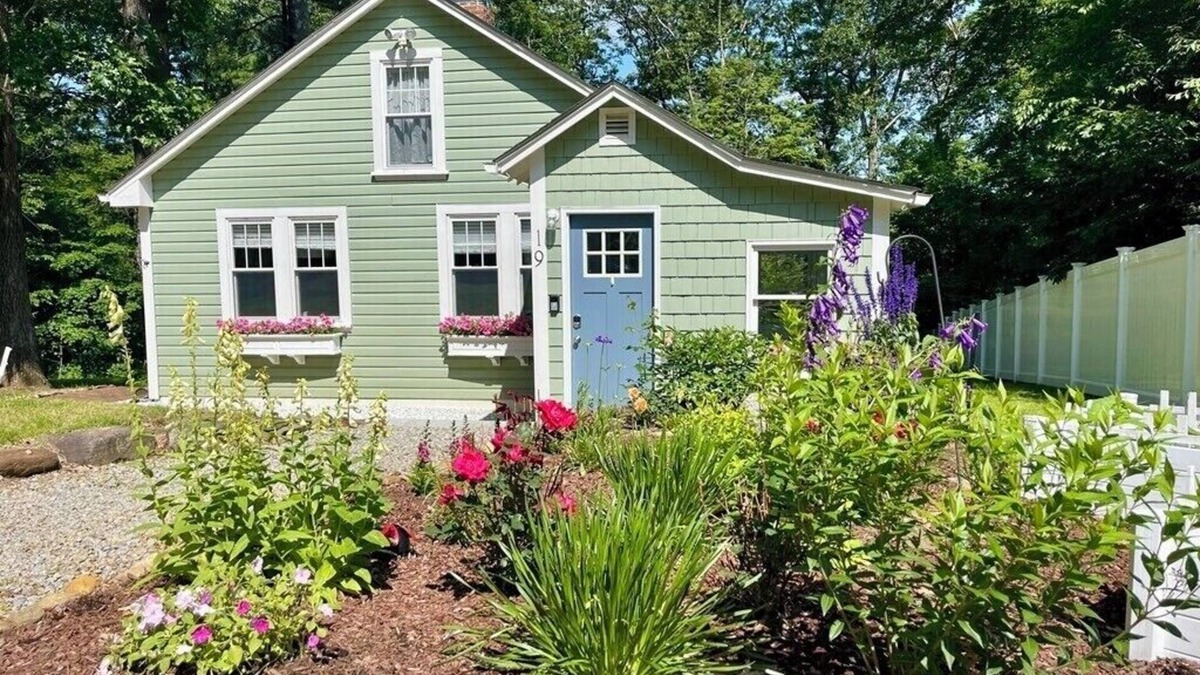 Brimfield House | Bungalow 19 by the lake in Brimfield