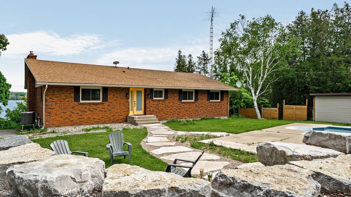 Wellington House | Bungalow Citron - Waterfront with Pool!