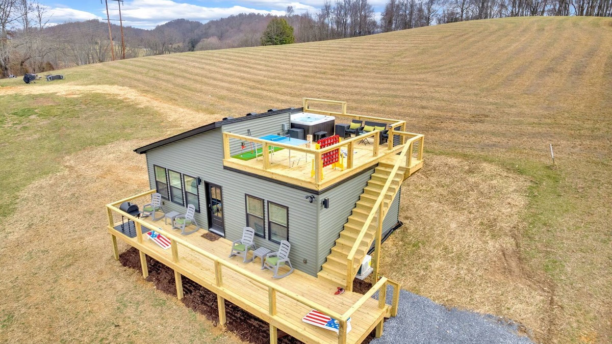Bluff City House | Bungalow/Hot tub/ping pong/Putt putt/corn hole/Jenga/connect 4/Checkers