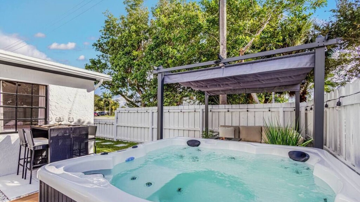 Jupiter House | Bungalow! Hot TUB! Games! 10 min to Beach!