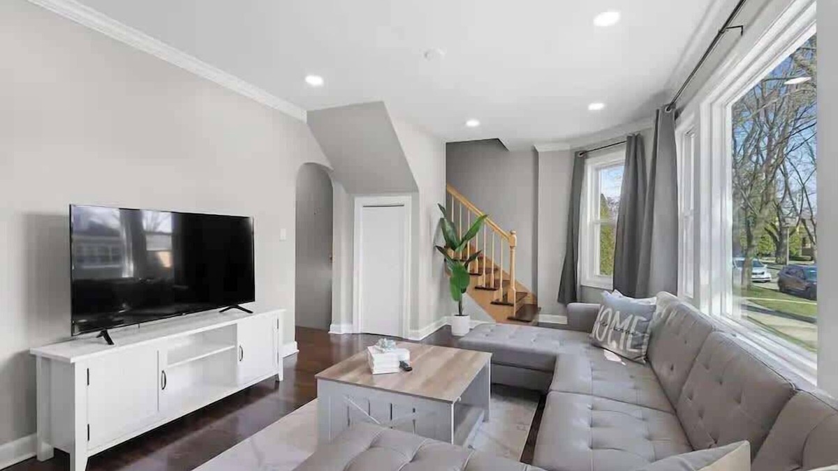 Morton Grove House | Bungalow w/Game Room | LCP Collection