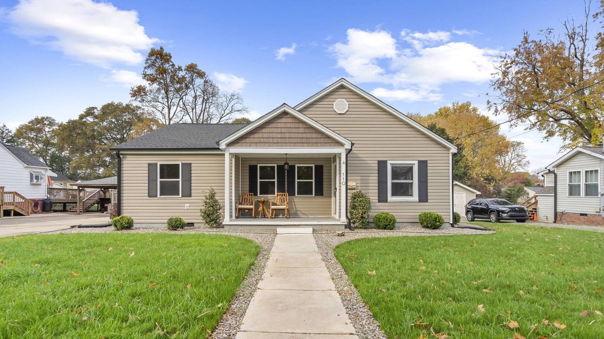 Belmont House | Bungalow Walking Distance to Main St & Heated Pool