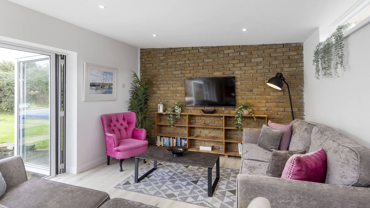 Coulsdon House | Bungalow with Heated Outdoor Swimming Pool