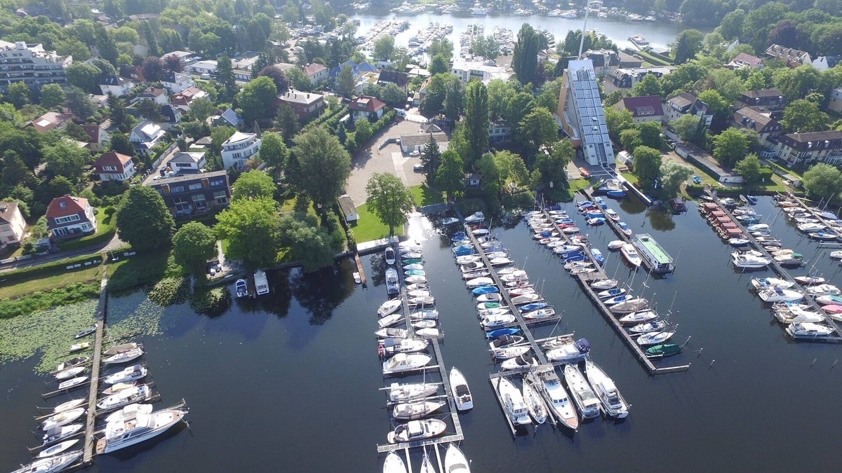 Wilhelmstadt Apartment | bunk by the water