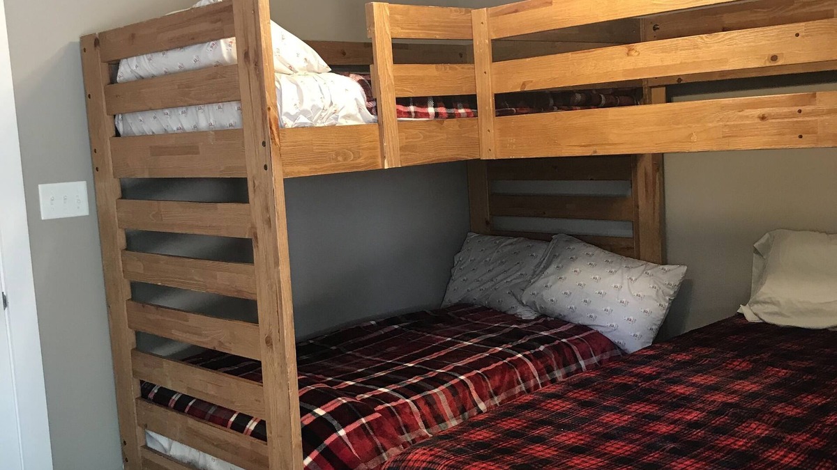 Dover Hotel | Bunk room near Pirates Cove Marina on Kentucky Lake