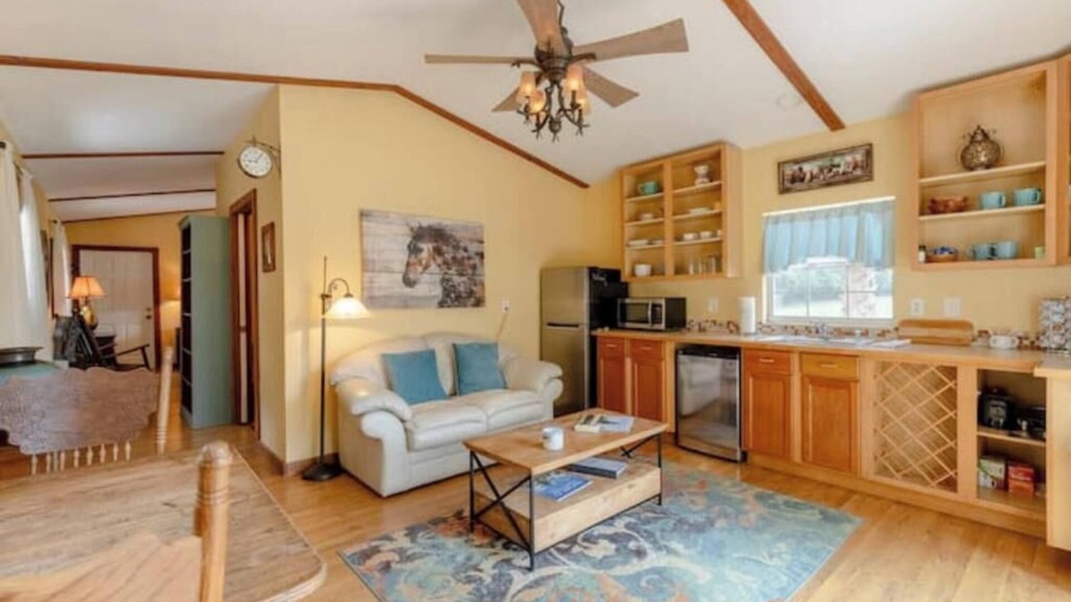Morriston House | Bunkhouse Overlooking 10 Acre Horse Farm