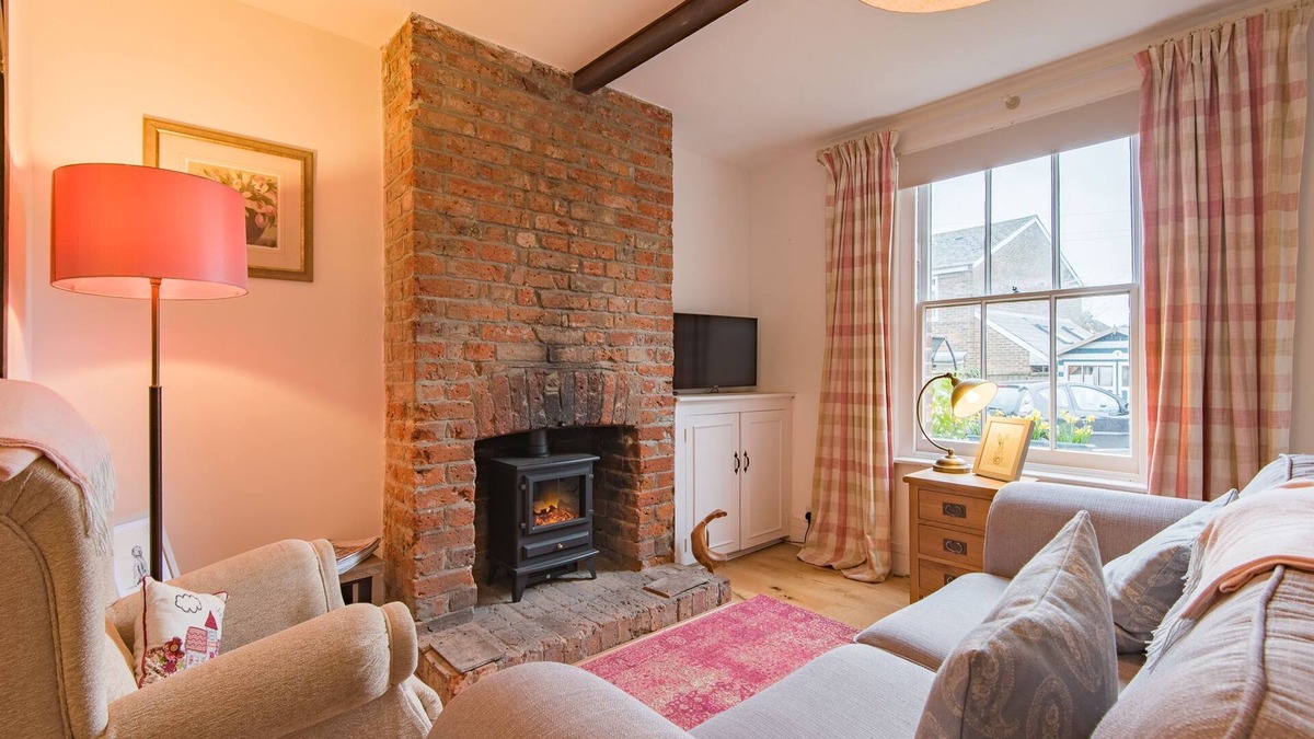 Hythe Cottage | Bunny Cottage by Bloom Stays - sleeps 4 guests in 2 bedrooms