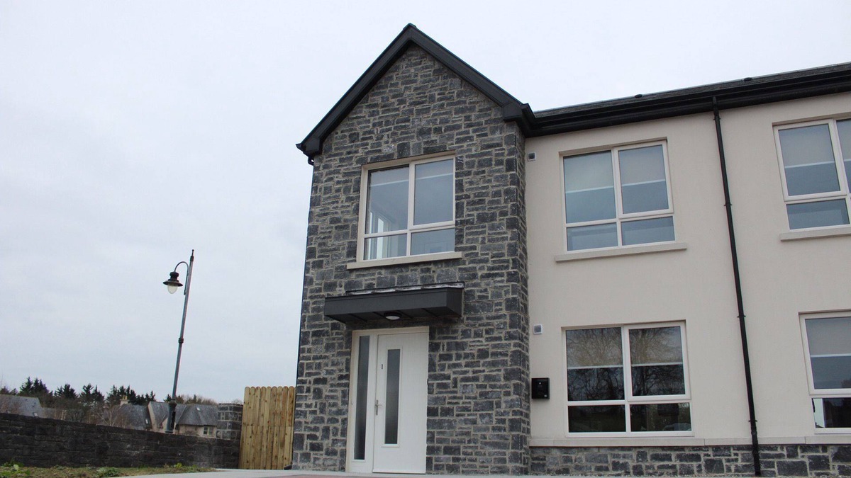 Bunratty House | Bunratty Town House No 3 - sleeps 8 guests in 4 bedrooms