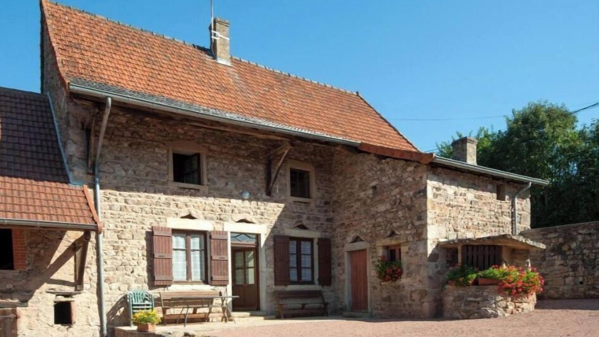 Curtil-sous-Buffieres Cottage | Burgundy farmhouse converted into a gîte in a quiet hamlet
