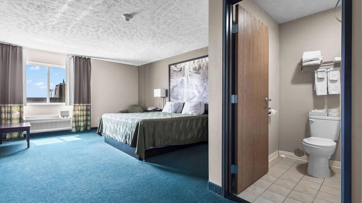 El Paso Hotel | Burgundy Inn & Suites By OYO El Paso