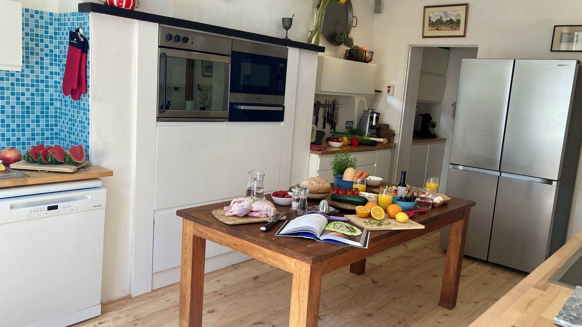 Eastbourne City Centre House | Burlington Palace, Huge Sea front Villa, Super King suites, velvet dining room