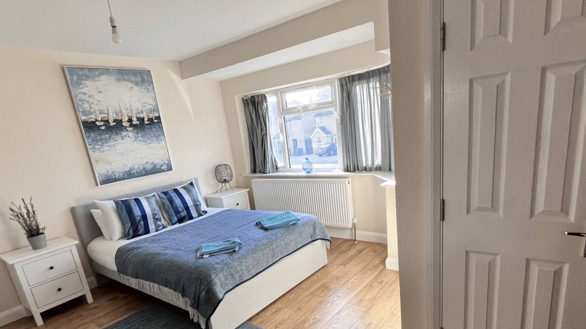 Slough Ski Chalet | Burnham/Slough Spacious Four Bedroom House