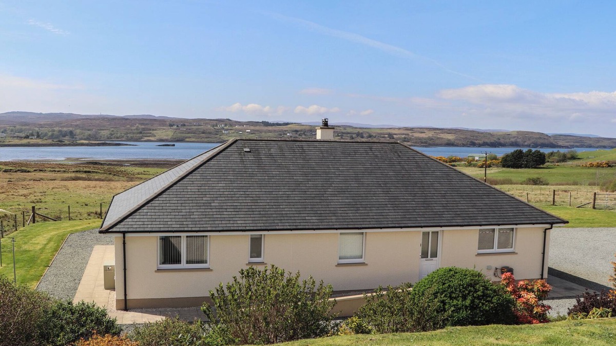 Eyre Cottage | BURNSIDE COTTAGE, luxury holiday cottage, with open fire in Portree