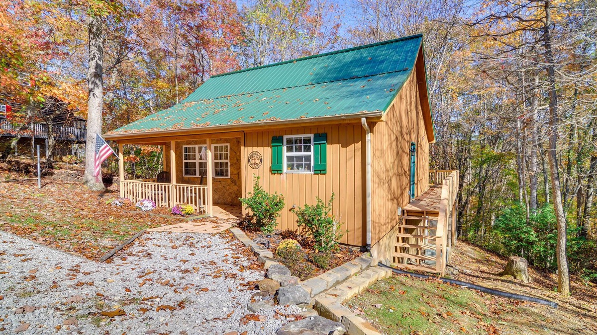 Sloans Valley Cabin | Burnside Resort Cabin w/Hot Tub & Outdoor Spots!