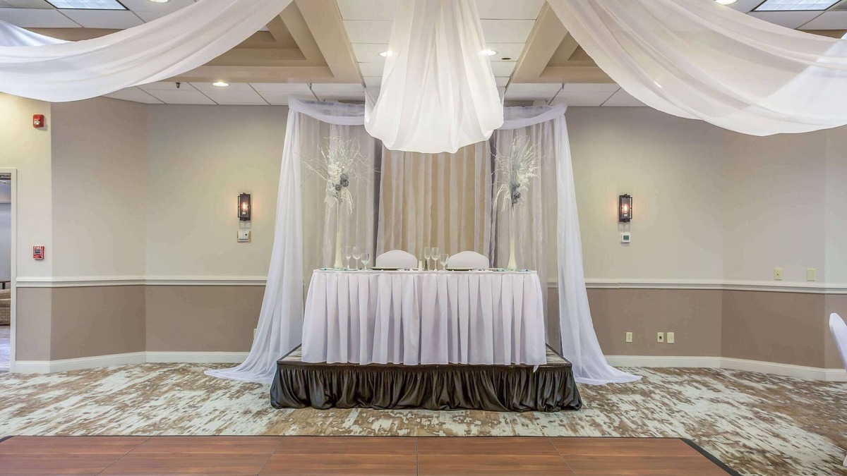 New Hartford Hotel | Burrstone Inn, an Ascend Collection Hotel