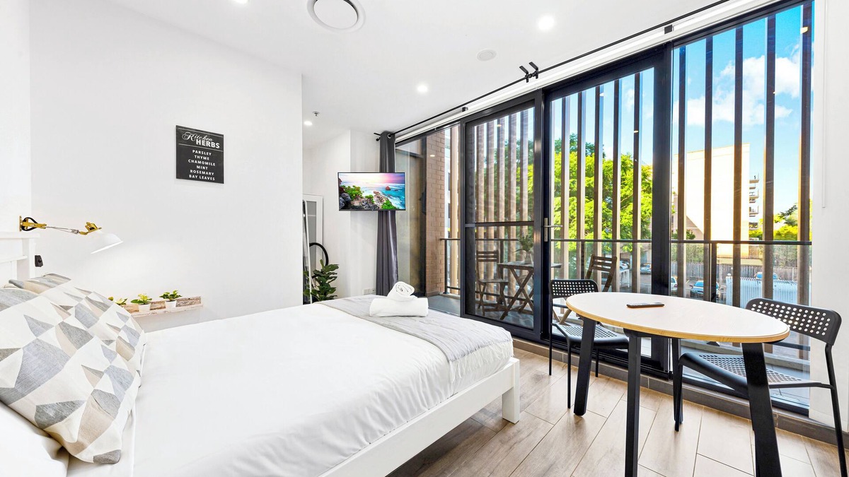 Burwood Apartment | Burwood 1Br steps to Train Station/Shoppingn