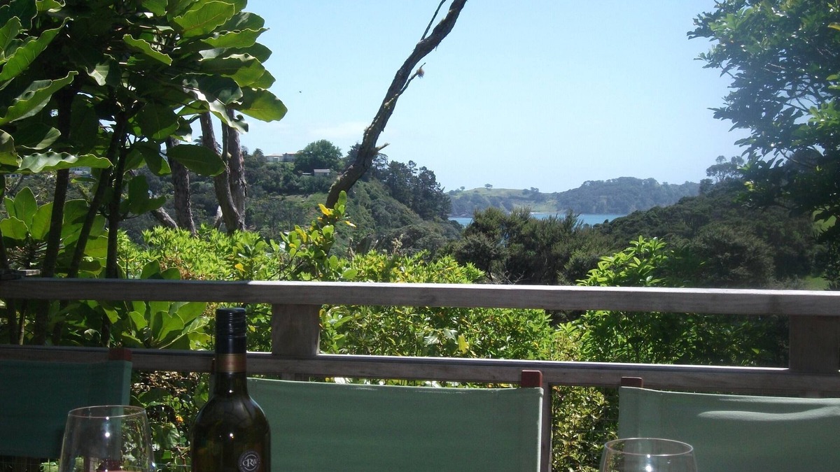 Onetangi Cottage | Bush Beach Delight - Onetangi Holiday Home