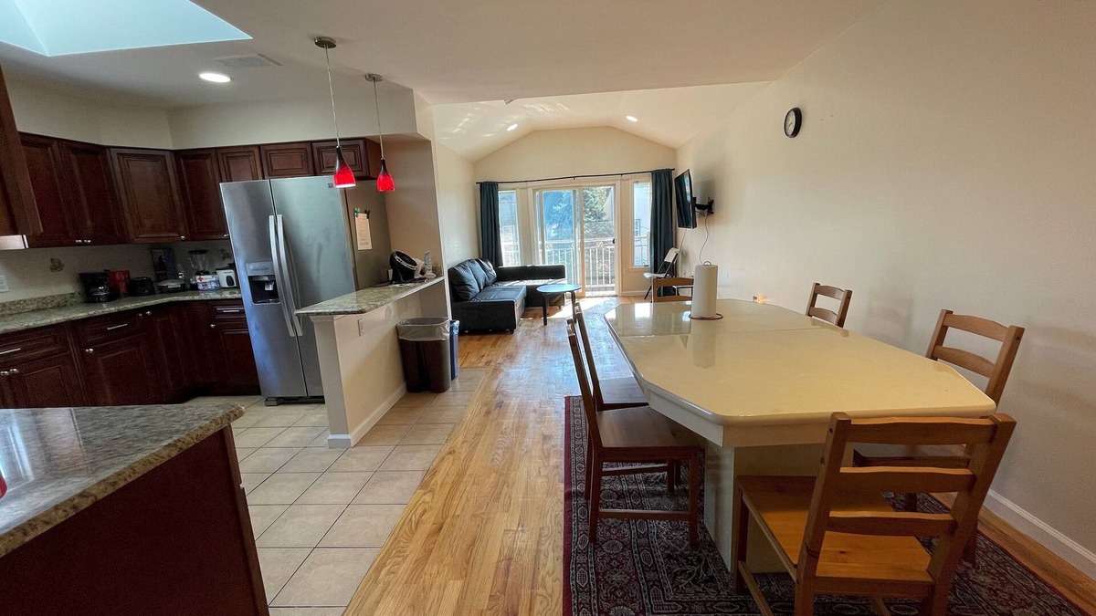 The Heights Apartment | Business& Family Friendly Balcony Jacuzzi Free Park