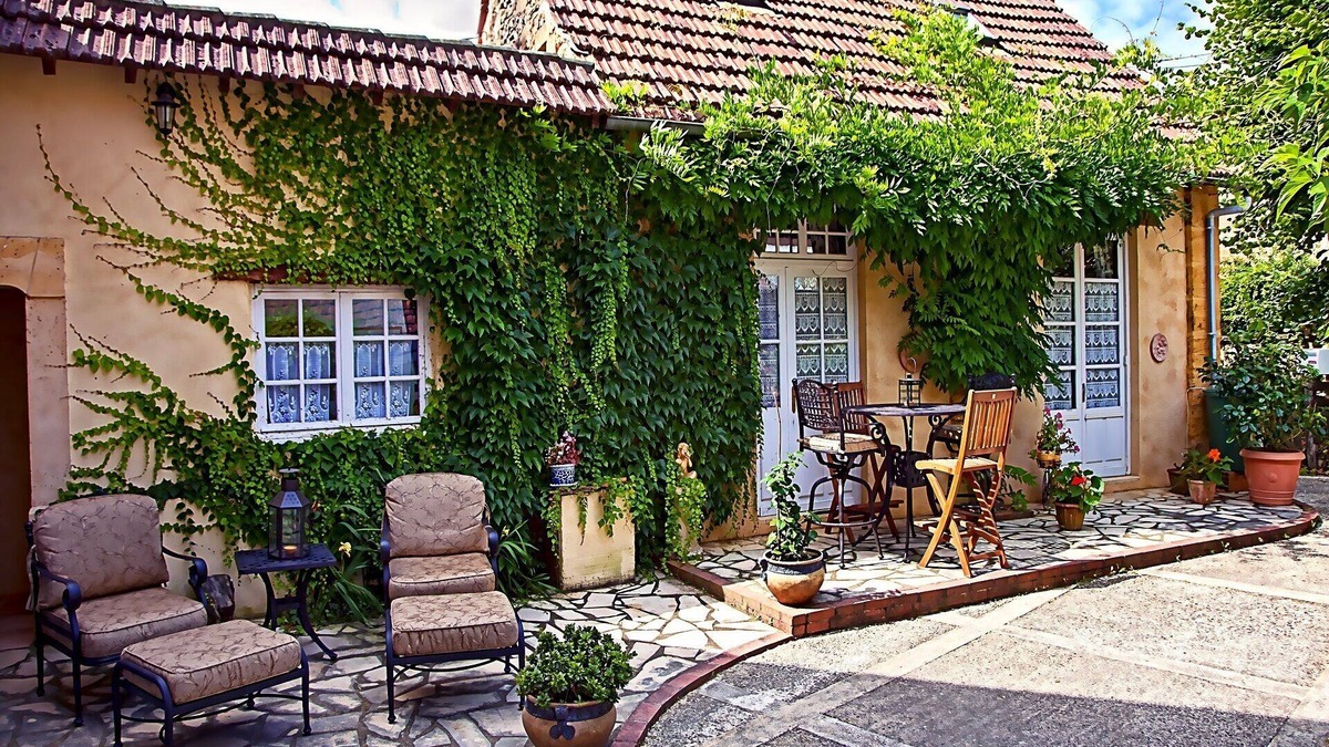 Meyrals Cottage | BUTTERFLY Cottage - Cosy Romantic Cottage in a calm hamlet, heated pool, gym