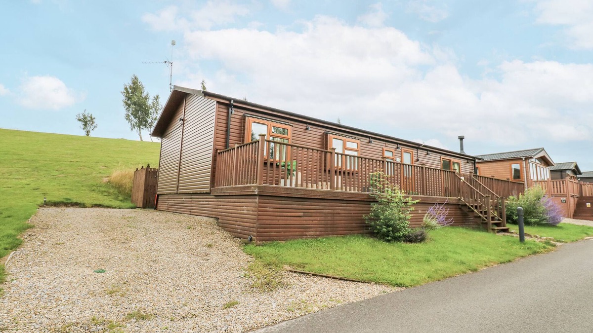 Tunstall Cottage | BUTTERFLY LODGE, pet friendly in Catterick, North Yorkshire