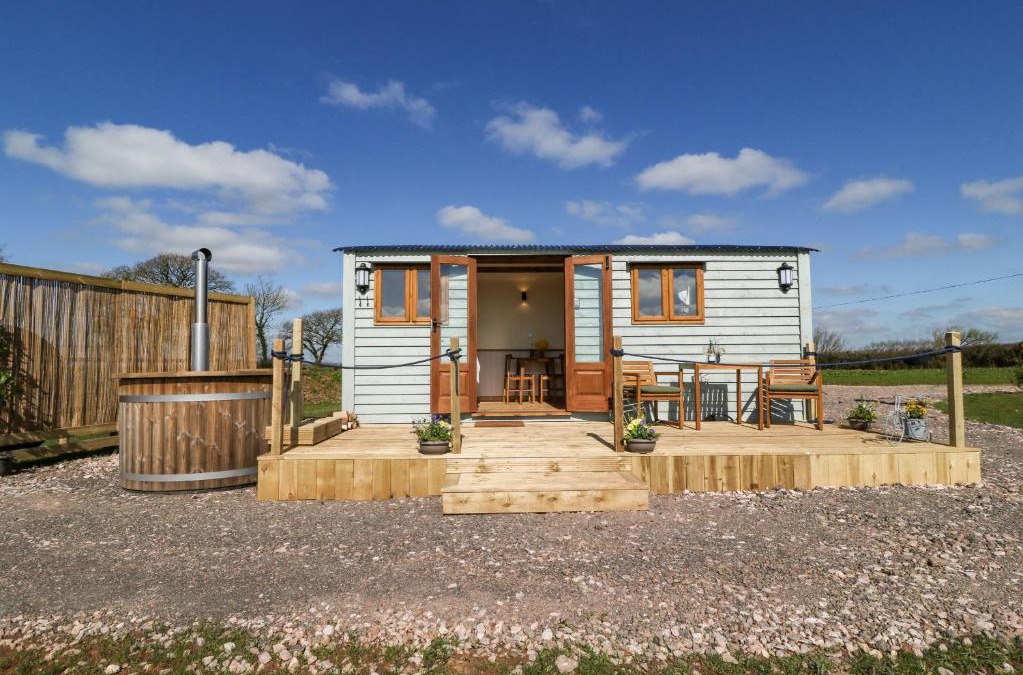 Crediton House | Buzzards