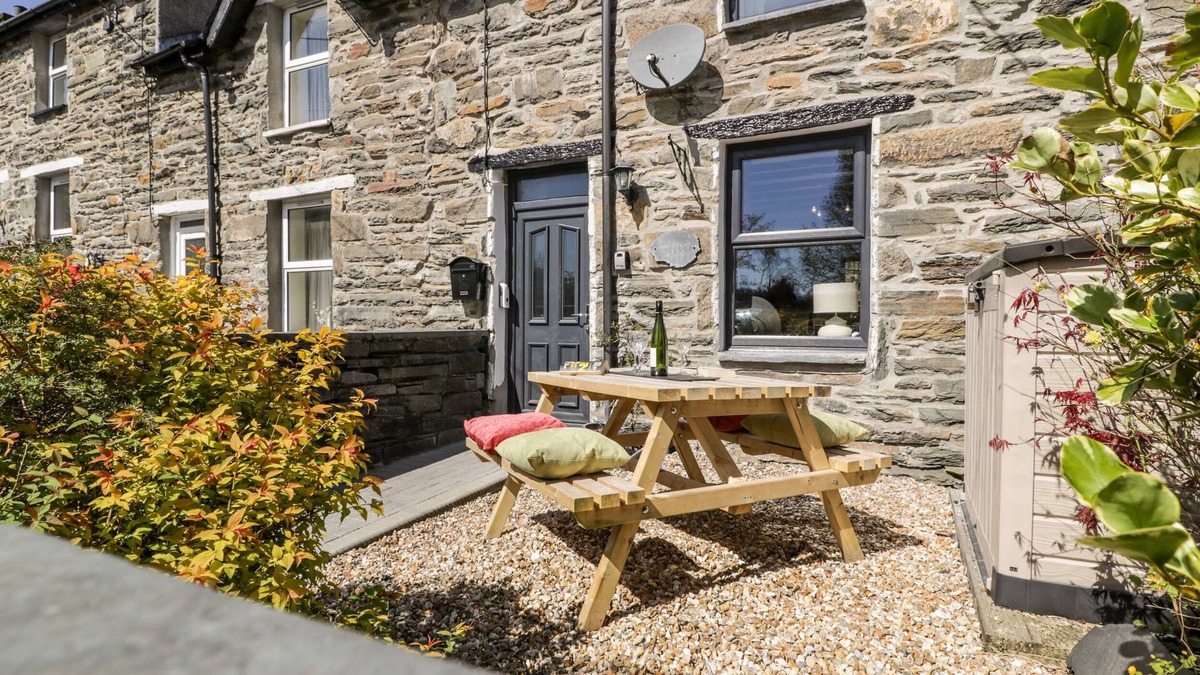 Tanygrisiau Cottage | BWTHYN AFON (RIVER COTTAGE), pet friendly in Tanygrisiau