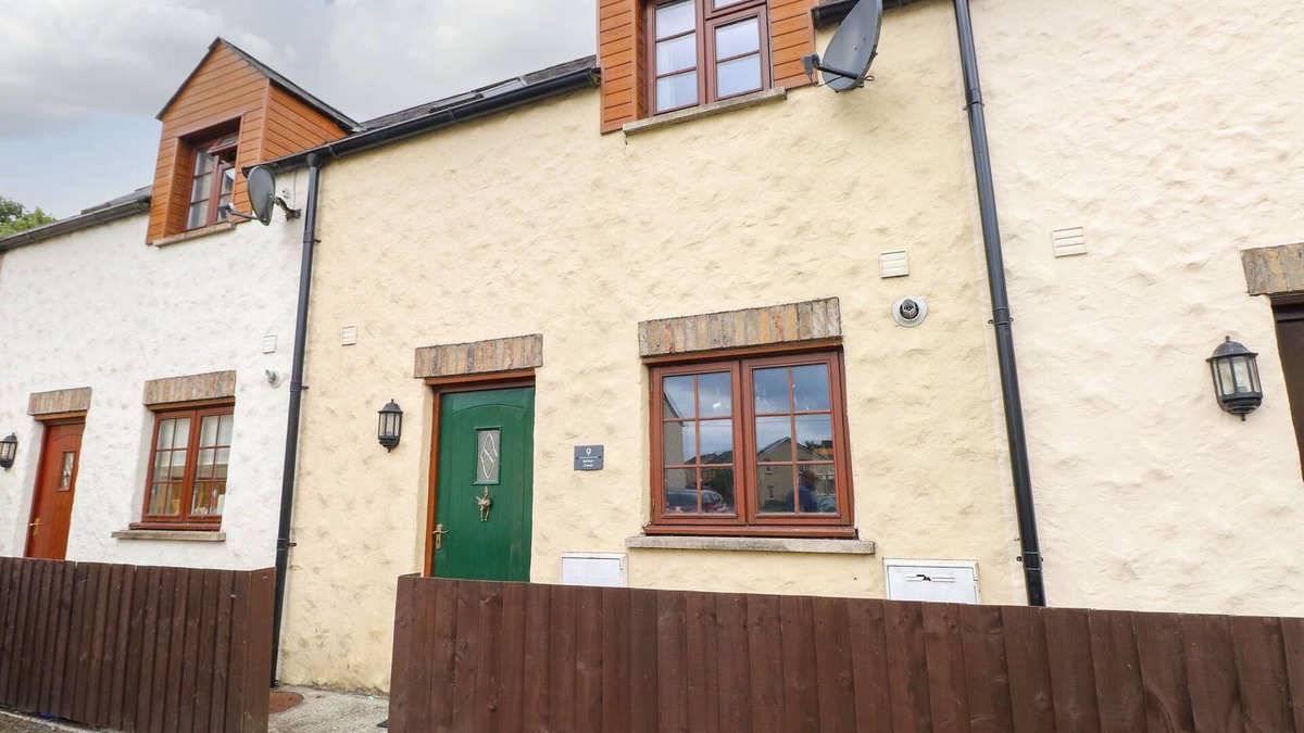 Haverfordwest Cottage | BWTHYN CANOL, pet friendly, country holiday cottage in Haverfordwest