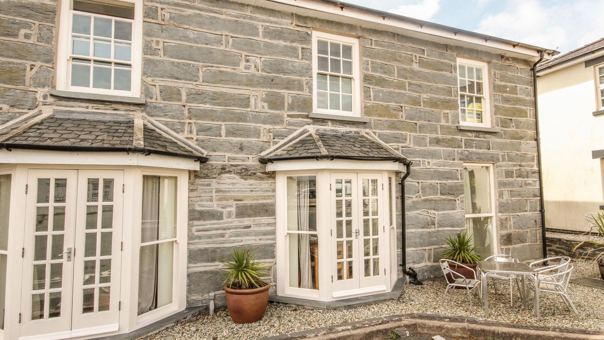 Porthmadog Cottage | BWTHYN LLECHEN, pet friendly, country holiday cottage in Porthmadog