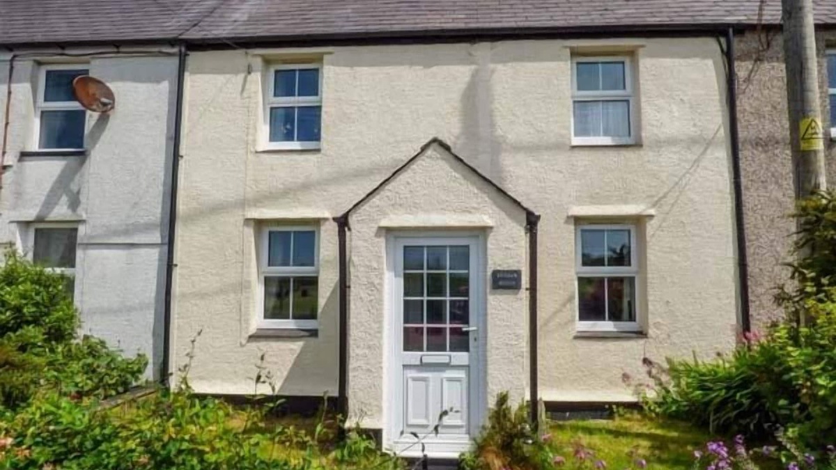 Llangaffo Cottage | BWTHYN MEGAN, pet friendly, character holiday cottage in Llangaffo