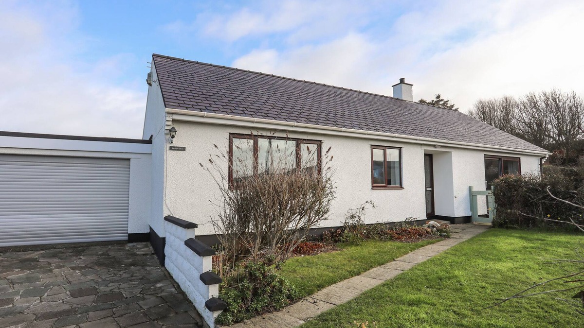 Rhydwyn House | BWTHYN Y BAE, pet friendly, country holiday cottage in Llanfaethlu