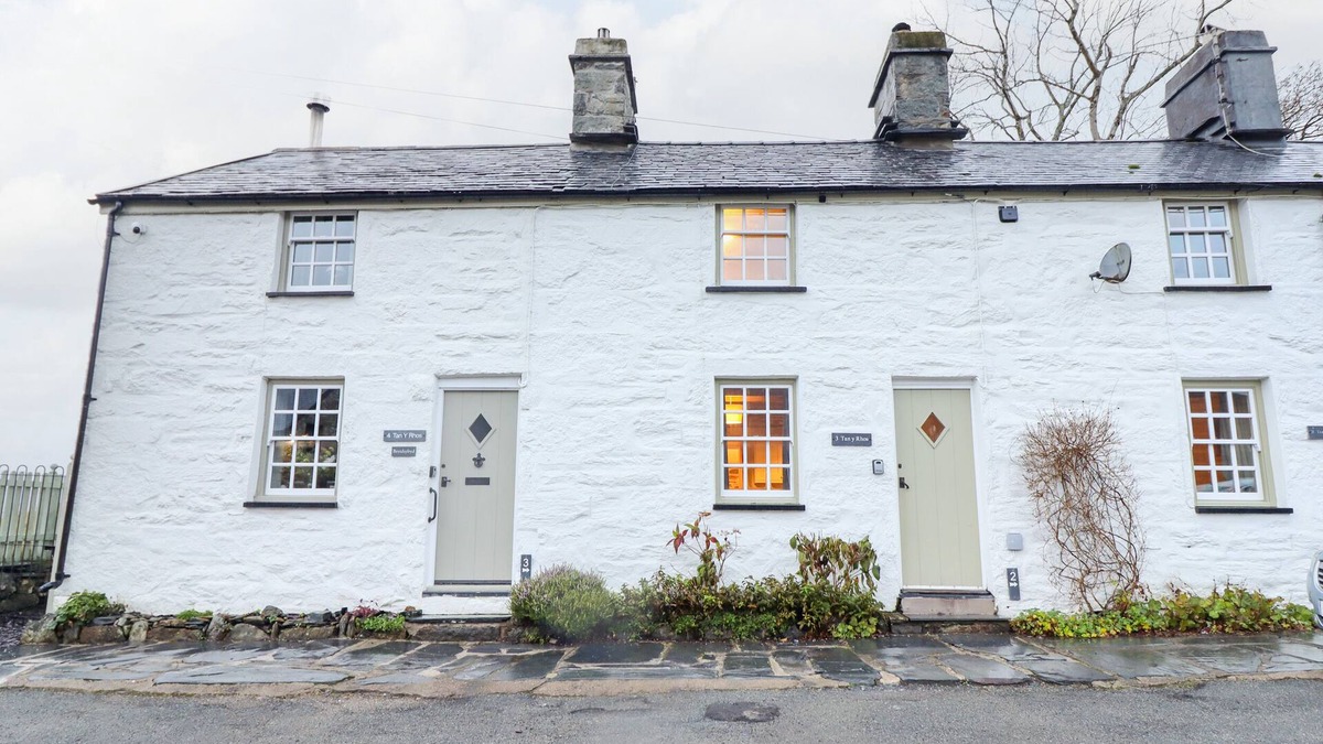 Manod House | BWTHYN Y BUGAIL, pet friendly, with open fire in Blaenau Ffestiniog