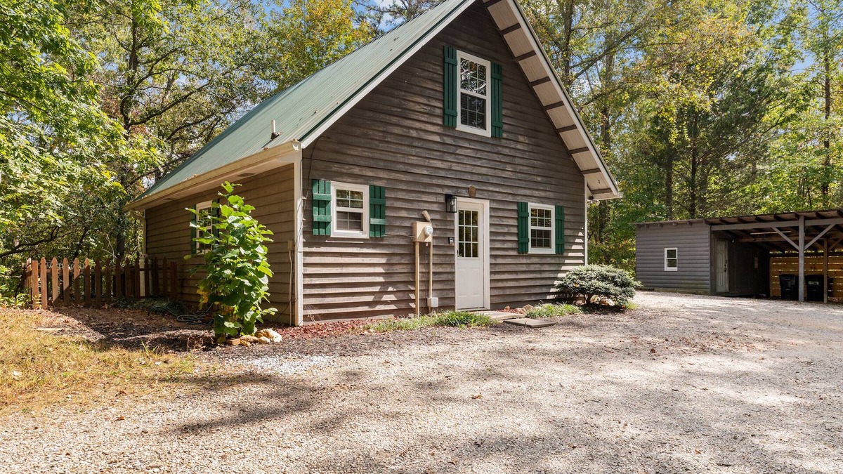 Dahlonega House | By & By - 2 Bed/1 - Bath with Hot Tub/Dog-Friendly/Dog Pen!