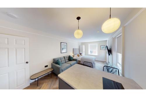 Hope Street Apartment | By Cathedral Kitchen Island Tv Wd Access