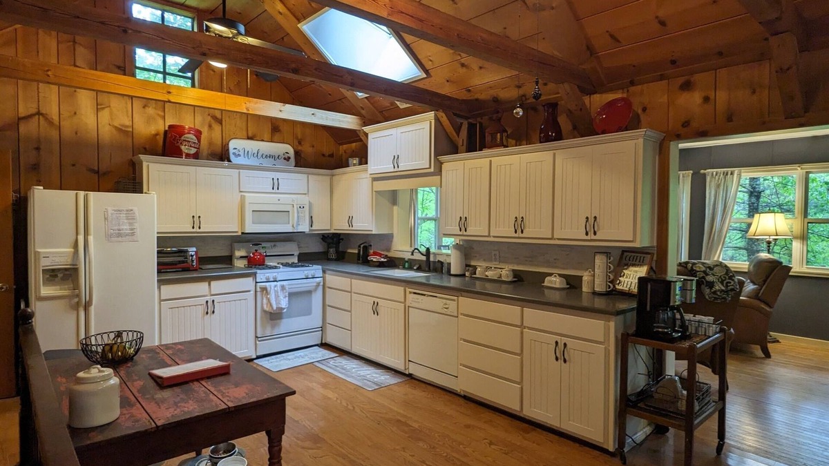 Lakemont Cabin | By Lake Rabun Beach and Angel Falls. Dreamy, dog friendly, and forest views