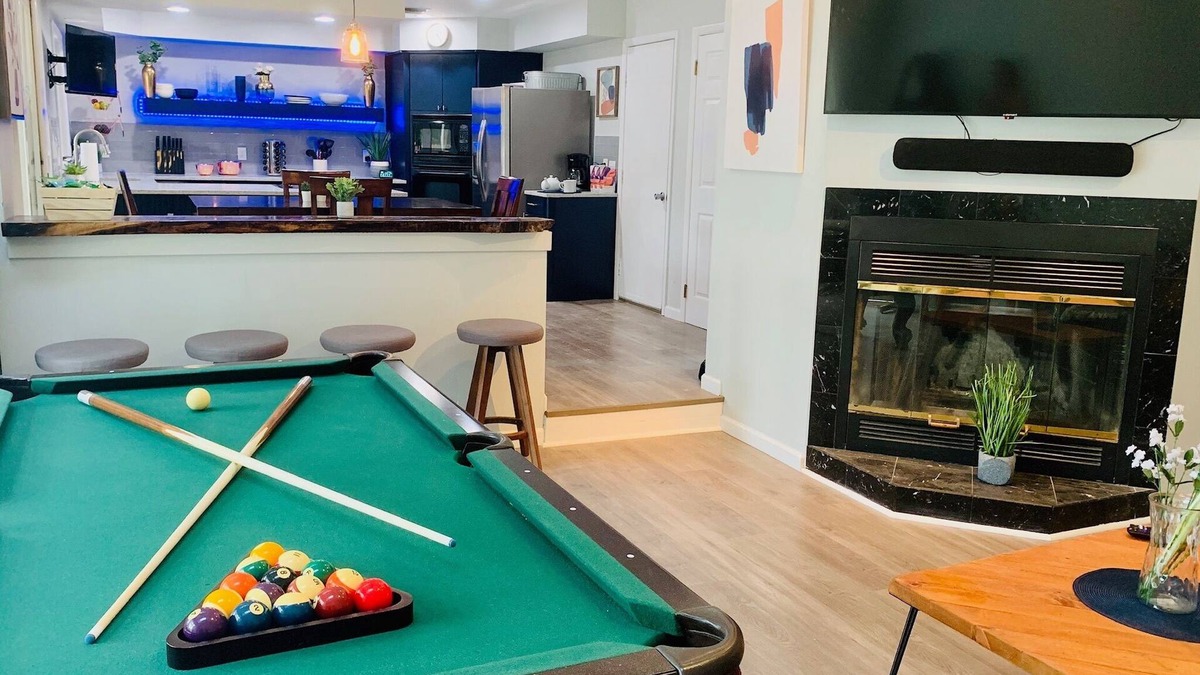 Shirley House | By NYC & Hamptons! Private Hot Tub, Pool Table - AMENITIES!