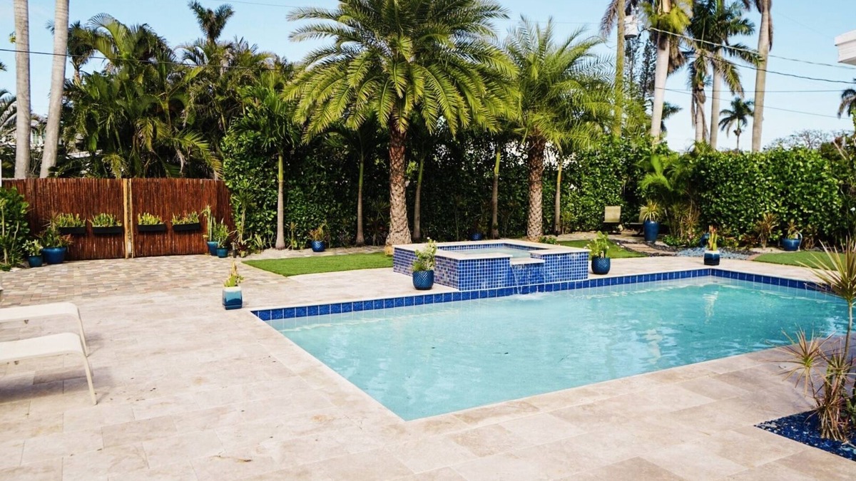 Lake Park House | BY THE BEACH WITH A POOL! PRIVATE GUEST STUDIO APT. WITH A FULL KITCHEN & BATH!