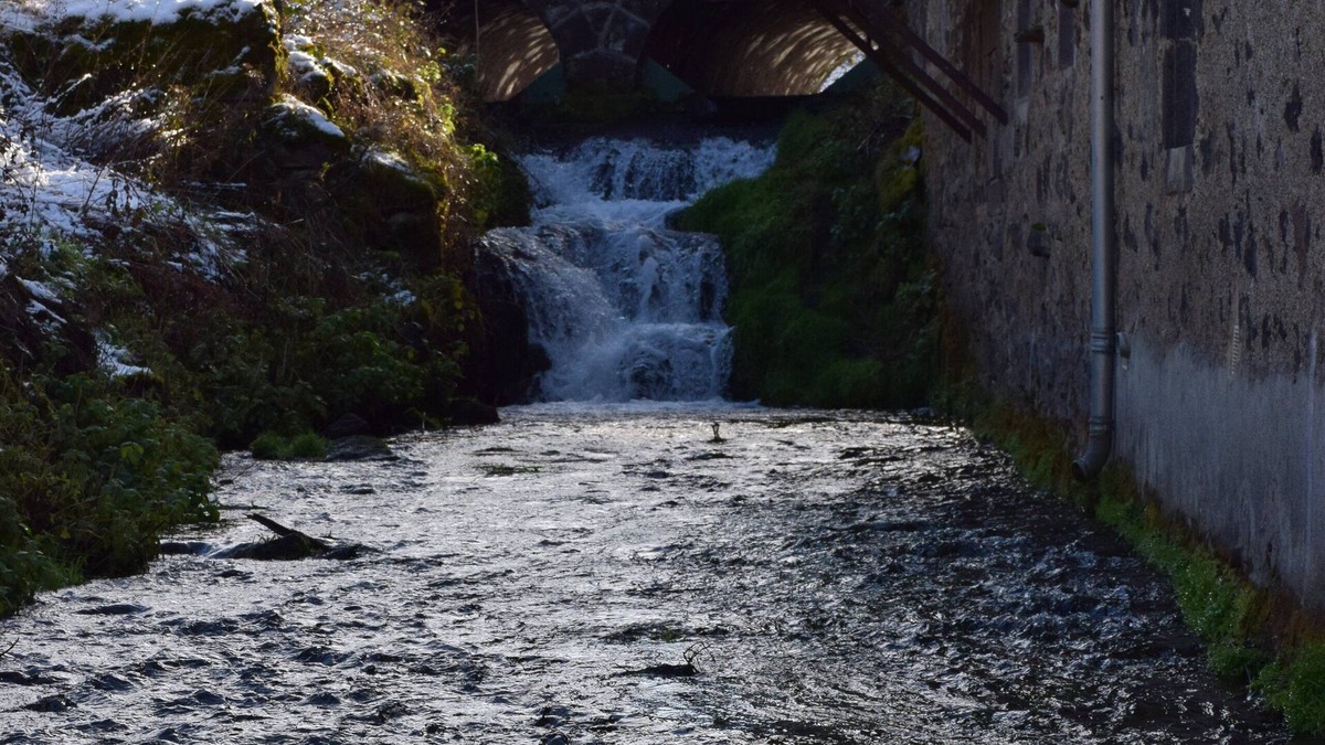Ceyssat House | By the stream