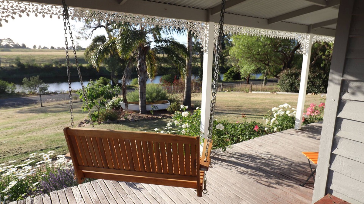 Swan Reach House | Bylands Cottage. Historic home with Tambo River views