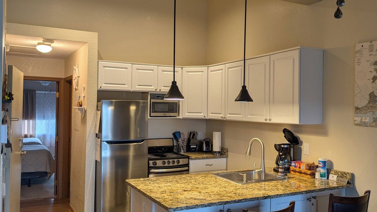 Oak Harbor Condo | C&D REST-A-WHILE Book 2 nights get the 3rd free. 9/1/25 - 3/31/26 stays.