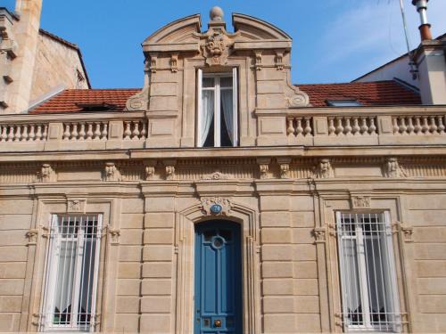 Saint Genes Bed & Breakfast | C'est une maison bleue - a blue lodge in Bordeaux