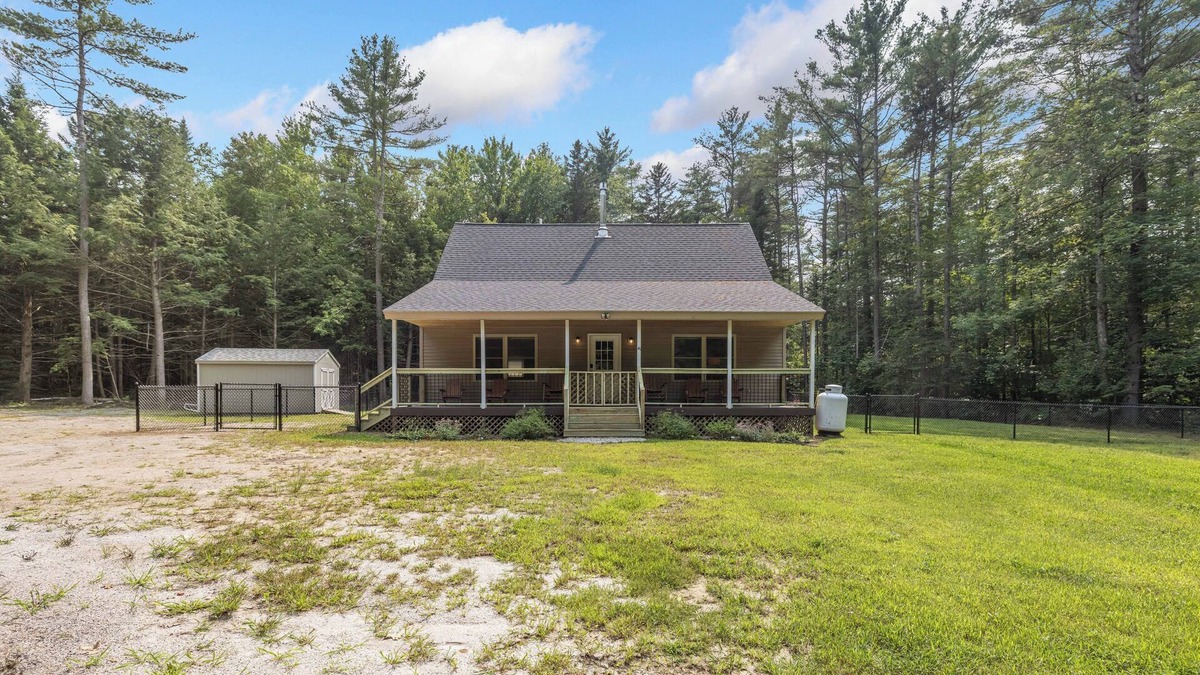Bethel Ski Chalet | C-Howder Chalet Dog Heaven! Huge Fenced Yard
