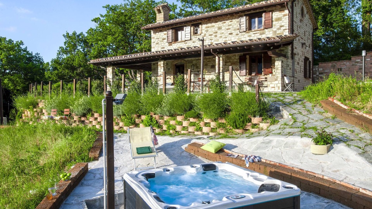 Cagli Villa | Ca Berna Marcheholiday, villa with a heated whirlpool tub
