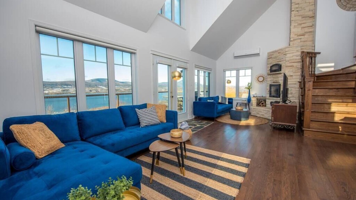 Sainte-Famille House | La Maison Laurentienne, River View, Spa and Sauna