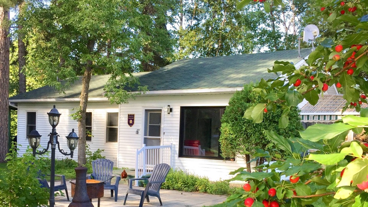 Lac-Saint-Jean-Est Regional County Municipality Ski Chalet | Le Chalet du Havre, 5 bedrooms, waterfront, covered terrace, pedal boat included!