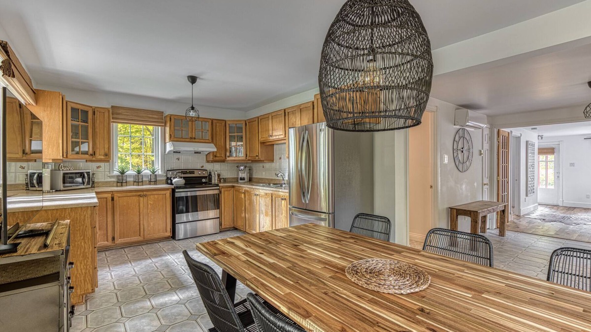 L'Ile-d'Orleans Regional County Municipality House | Waterfront cottage with beach just steps from Quebec City!