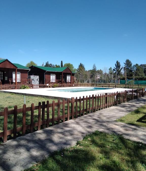 Francisco Alvarez Hotel | Cabaña, pileta, parque y parrilla
