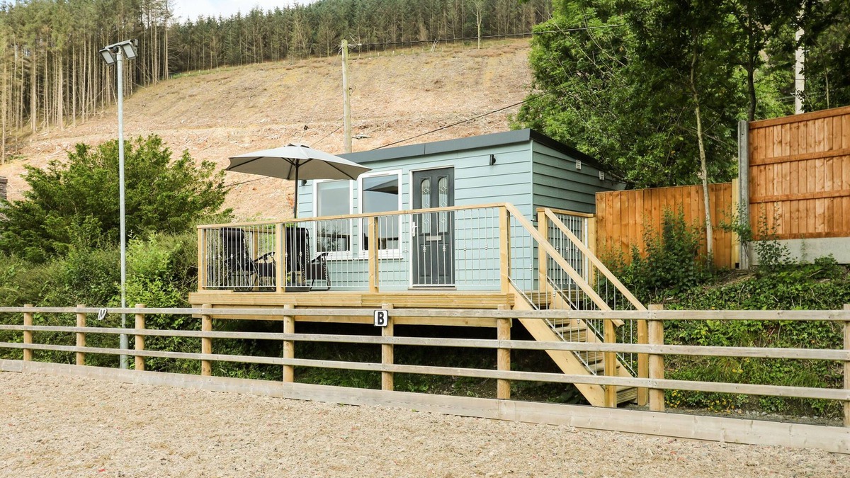 Llanafan Cottage | CABAN GLAS, pet friendly, with hot tub in Pontrhydfendigaid