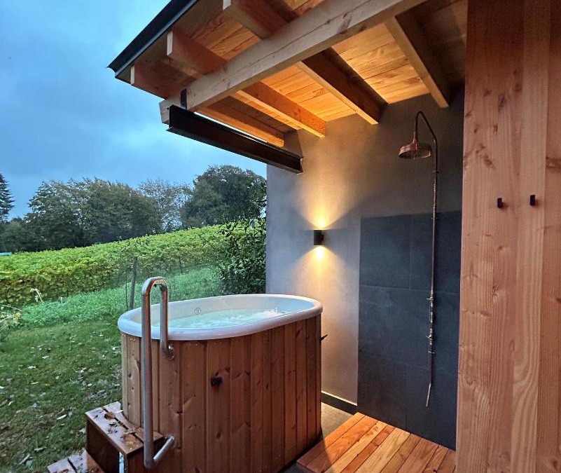 Incourt Hotel | Cabanes avec jacuzzi les pieds dans la vignes